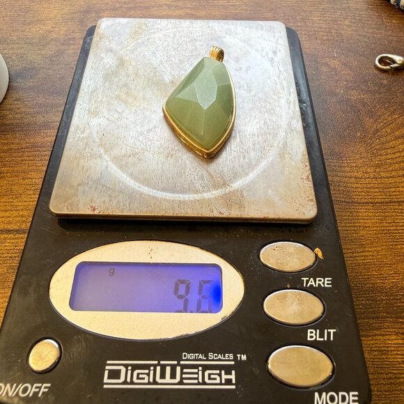 Green Stone Shield Shape Pendant Gold Tone Bezel Set Fashion Jewelry - Picture 3 of 5